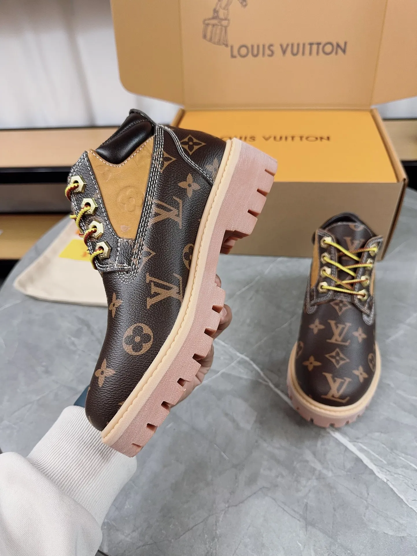 Couple model 💰700 ❤️Top version: Couple model LV x Timberland Timberland joint model Presbyopia Embossed Rhubarb boots Ankle boots Short boots LV x Timberland ankle boots are made of Monogram embossed waterproof nubuck cow leather, relying on the brand's exquisite craftsmanship to carefully reshape the classic Timberland 6-inch boot shape in Italy, and make an eye-catching appearance in 2024 created by Pharrell Williams with American workwear style Autumn and winter menswear show. Monogram embossed tongue, original Timberland laces and outsole are exquisite details, and the leather label expresses the cooperation logo. Exquisite packaging at the delivery counter🛍📦 ▪️Material: Original customized imported first-layer cowhide ▪️Inner lining: Original customized leather lining/mesh lining ▪️Outsole: Original molded anti-slip rubber material ▪️Sole thickness: 3.5CM ▪️Size: Women's 35-40 Men's 39-46